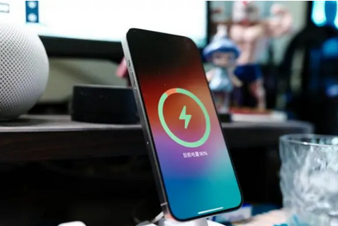 马龙苹果15换屏服务分享用什么充电器给iPhone15充电更好 